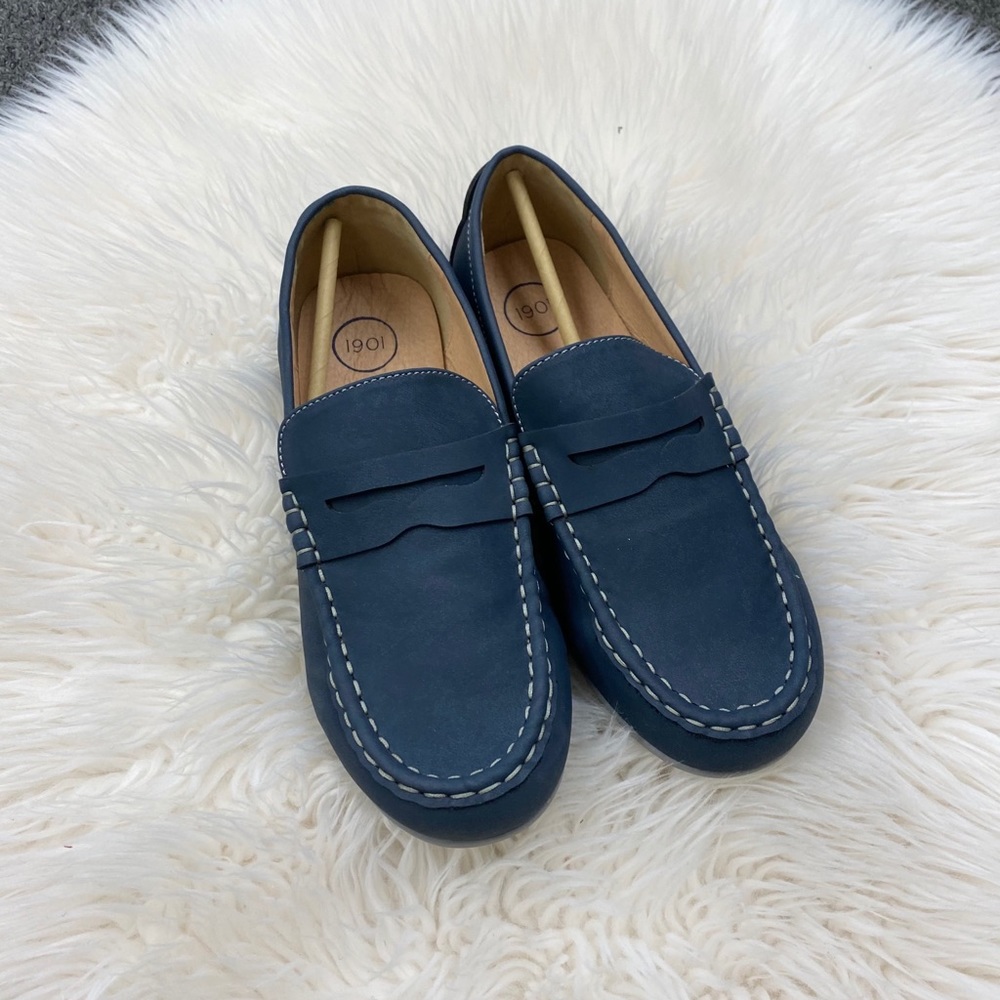 Boys navy size 6y shoes
